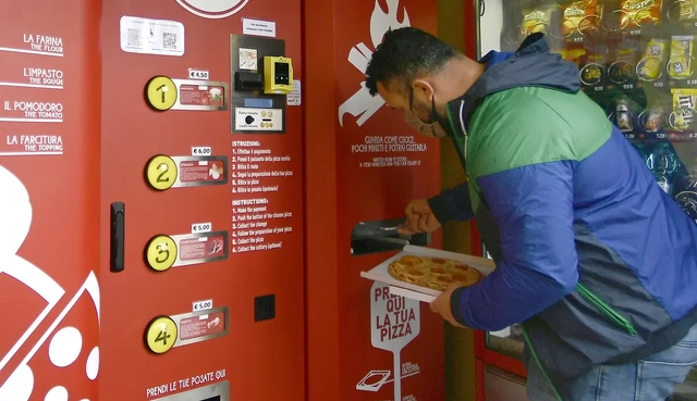 Mesin penjual pizza otomatis di Roma, Italia. Foto: AFP/Filippo Monteforte