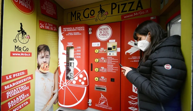 Mesin penjual pizza otomatis di Roma, Italia. Foto: AFP/Filippo Monteforte