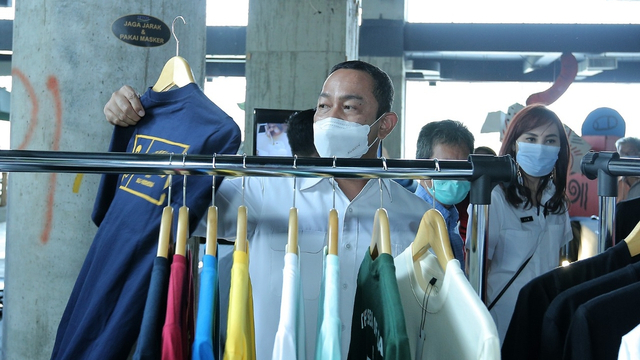 Wali Kota Semarang Hendrar Prihadi saat meninjau kegiatan pameran 'Semarang Lokal Market' di Atrium Hall MG Setos Semarang, Rabu (5/5). Foto: Pemkot Semarang