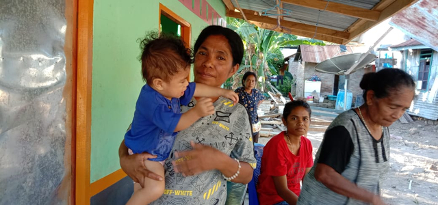 Elisabeth Reda Lamoren dan anaknya Antonius Hamahidu Kolin saat berada di rumah orang tuanya di Kampung Kewuko, Desa Oyang Barang, Kecamatan Wotan Ulumado, Kabupaten Flores Timur. Foto : Albert Aquinaldo