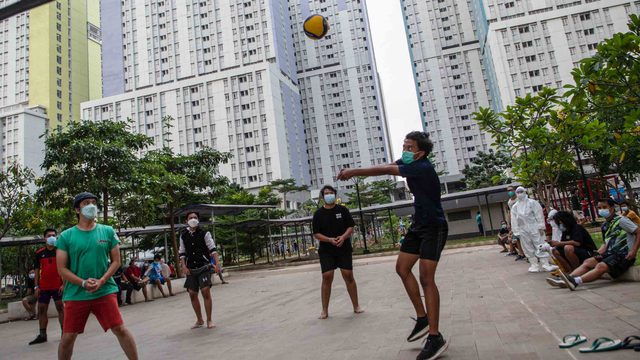 Sejumlah pasien positif COVID-19 berolahraga di Rumah Sakit Darurat COVID-19 (RSDC), Wisma Atlet, Kemayoran, Jakarta, Rabu (5/5/2021). Foto: M RISYAL HIDAYAT/ANTARA FOTO
