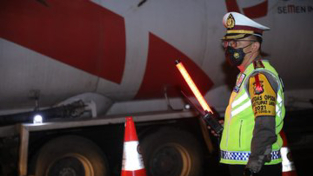 Dir Lantas Polda Metro Jaya Kombes. Pol. Sambodo Purnomo Yogo, S.I.K., M.T.C.P. memimpin Operasi Kepolisian Ketupat Jaya 2021 di Titik penyekatan Cikarang Barat. Foto: Twitter/ @TMCPoldaMetro