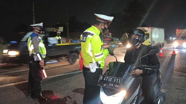 Puluhan pemudik terjaring operasi penyekatan atau peniadaan mudik hari pertama, Kamis (6/5), di pos penyekatan Tanjungpura, Kecamatan Karawang Barat Foto: Dok. Istimewa
