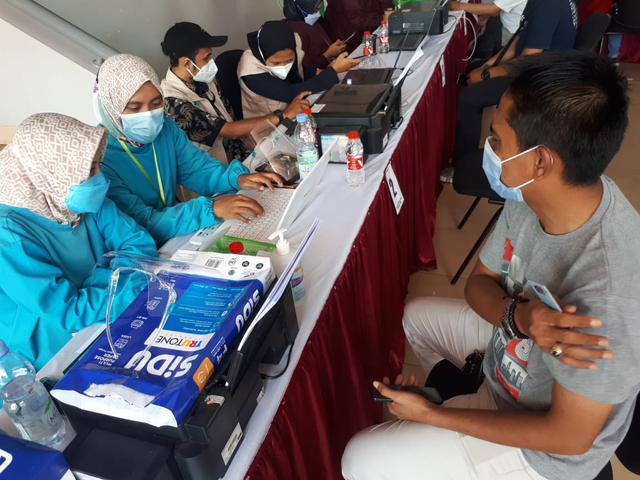 Peserta vaksinasi massal sedang menunggu proses pembuatan kartu vaksinasi. Foto: Dokumentasi pribadi