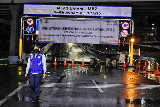 Petugas Jasa Marga berjaga di sekitar Tol Layang MBZ (Mohamed Bin Zayed) saat penutupan di Bekasi, Jawa Barat, Kamis (6/5). Foto: Fakhri Hermansyah/ANTARA FOTO