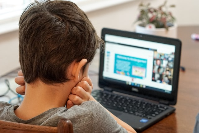 Ilustrasi pengguna yang membutuhkan cara mengatasi Windows 10 lemot. Foto: Unsplash