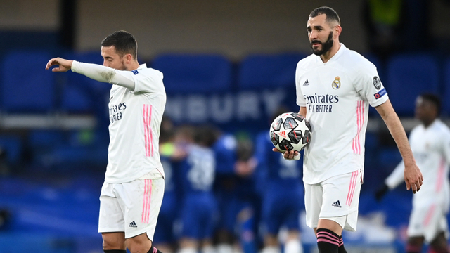 Pemain Real Madrid Karim Benzema dan Eden Hazard saat melawan Chelsea pada pertandingan leg kedua semi final Liga Champions di Stamford Bridge, London, Inggris. Foto: Toby Melville/REUTERS