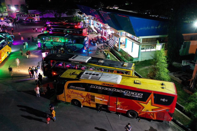 Bus melayani penumpang di Terminal Batoh Banda Aceh, sebelum mudik dilarang. Foto-foto: Abdul Hadi/acehkini 