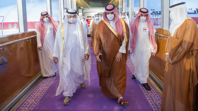 Pangeran Mohammed bin Salman (MBS) menyambut Pangeran Mohamed Bin Zayed (MBZ) (kiri) dari Uni Emirat Arab dengan karpet lavender di masa pandemi pada Mei 2021. Foto: Twitter/@MOCSaudi