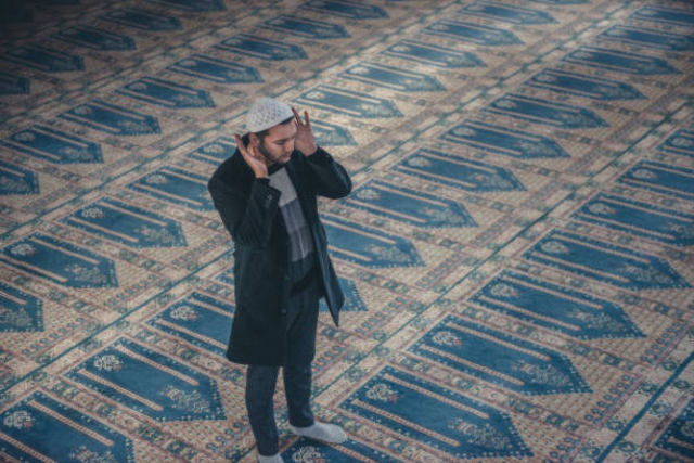 Ilustrasi mengerjakan sholat Isya sesuai dengan batas waktunya Foto: iStock