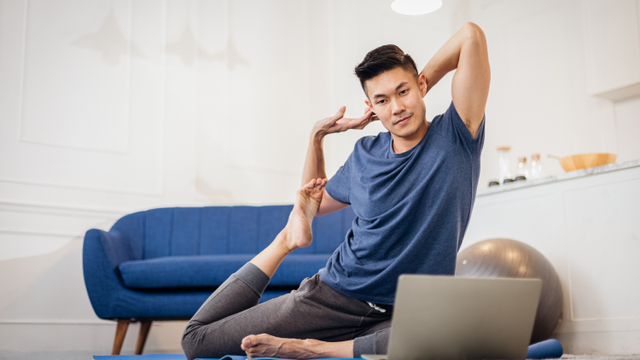 Ilustrasi suami atau pria lakukan yoga untuk meningkatkan kualitas sperma. Foto: Shutter Stock