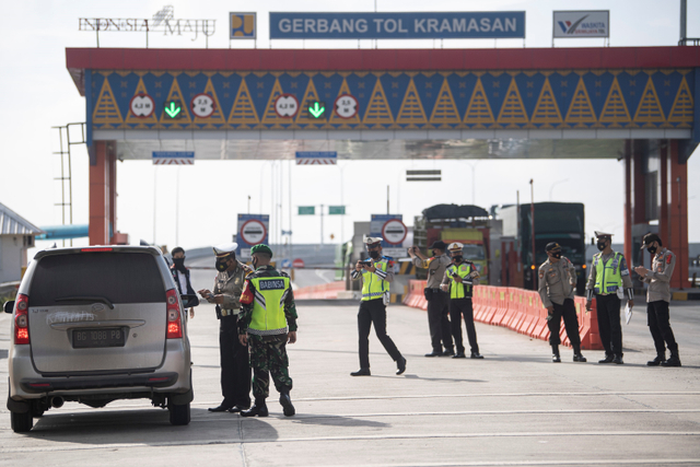 Petugas Polresta Ogan Ilir (OI) memeriksa kendaraan yang melintas di pintu Tol Keramasan di Desa Ibul Besar III, Pemulutan, Ogan Ilir (OI), Sumatera Selatan, Kamis (6/6).  Foto: Nova Wahyudi/ANTARA FOTO
