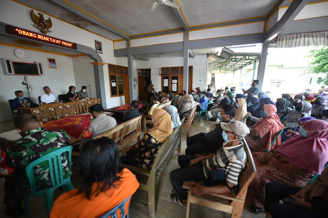 ILUSTRASI: Warga terdampak kebakaran tangki kilang minyak Pertamina Balongan, Indramayu, saat mengikuti pendataan dan verifikasi pada 4 April 2021. (Dok. Ciremaitoday)