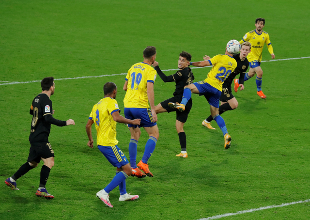 Potret Kekalahan Barcelona di Markas Cadiz. Foto: REUTERS/Jon Nazca