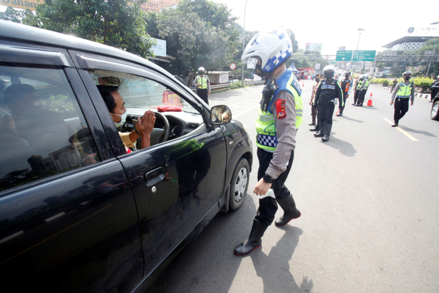 Petugas gabungan melakukan pemeriksaan kendaraan di kawasan aglomerasi Jabodetabek, Gadog, Kabupaten Bogor, Jawa Barat, Kamis (6/5). Foto: Yulius Satria Wijaya/ANTARA FOTO
