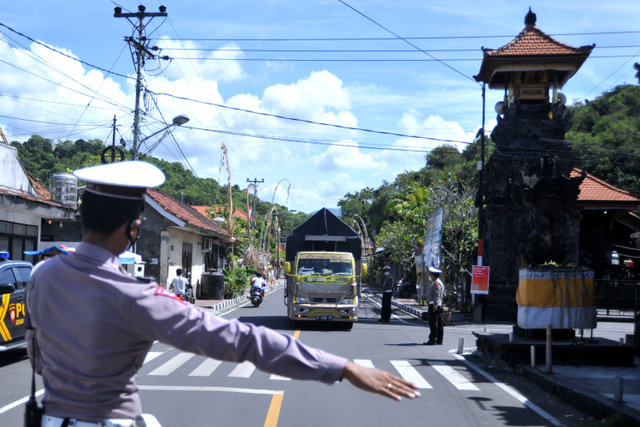Petugas menghentikan truk untuk menjalani pemeriksaan saat hari pertama penyekatan mudik Lebaran di Pos Penyekatan Padangbai, Karangasem, Bali, Kamis (6/5).  Foto: Fikri Yusuf/ANTARA FOTO