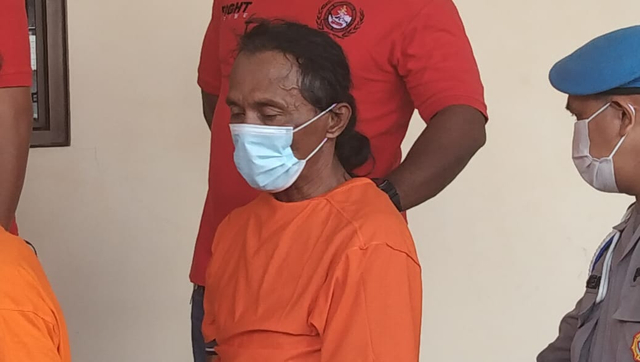 Tampak MK pelaku pencabulan terhadap anak kandungnya yang masih berusia 2 tahun, foto : Yanti/Balleo News