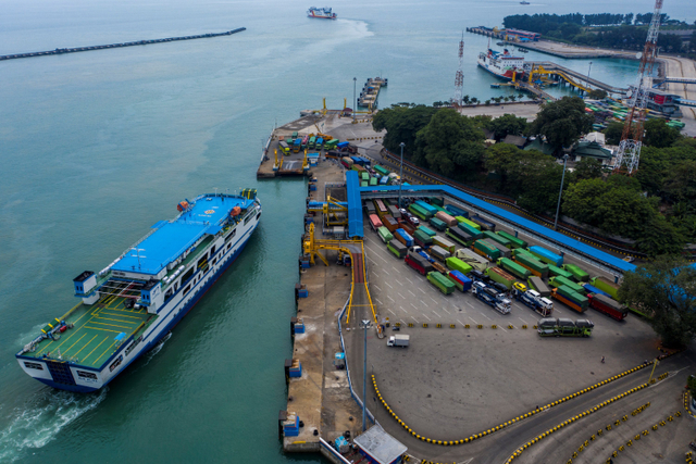 Foto aerial sejumlah truk memasuki kapal fery untuk menyeberang ke Pulau Sumatera saat hari pertama larangan mudik lebaran 2021 di Pelabuhan Merak, Banten, Kamis (6/5).  Foto: Galih Pradipta/ANTARA FOTO