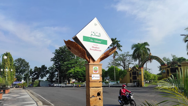 Lampu hias dengan lafal Asmaul Husna yang terpasang di seputaran Alun-alun Kota Blora. (foto: priyo/beritabojonegoro)