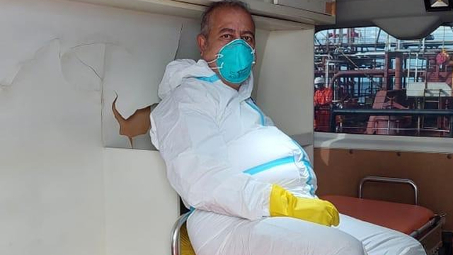 KAPTEN Kapal Motor ARK Progress berkewarganegaraan India, JRM, saat di dalam mobil Ambulance untuk dievakuasi ke rumah sakit di Pekanbaru, Minggu (2/5/2021). 