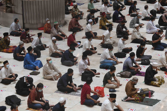 Umat Islam bersiap melaksanakan Shalat Tarawih berjamaah di Masjid Istiqlal, Jakarta, Senin (12/4/2021).  Foto: Hafidz Mubarak A/ANTARA FOTO