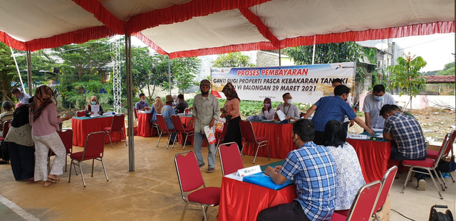 Proses pembayaran ganti rugi kepada warga terdampak kebakaran tangki minyak Balongan, Indramayu. (Istimewa)