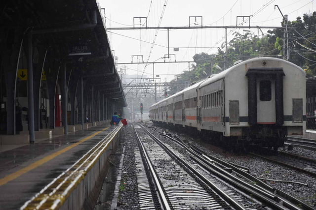 Petugas kebersihan berada di area peron Stasiun Senen, Jakarta, Kamis (6/5/2021). Foto: Indrianto Eko Suwarso/ANTARA FOTO