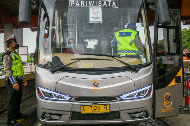 Petugas Kepolisian memeriksa dokumen pengendara yang melintas di check point penyekatan arus mudik Gerbang Tol Cikupa, Tanggerang, Kamis (6/5/2021). Foto: Galih Pradipta/ANTARA FOTO