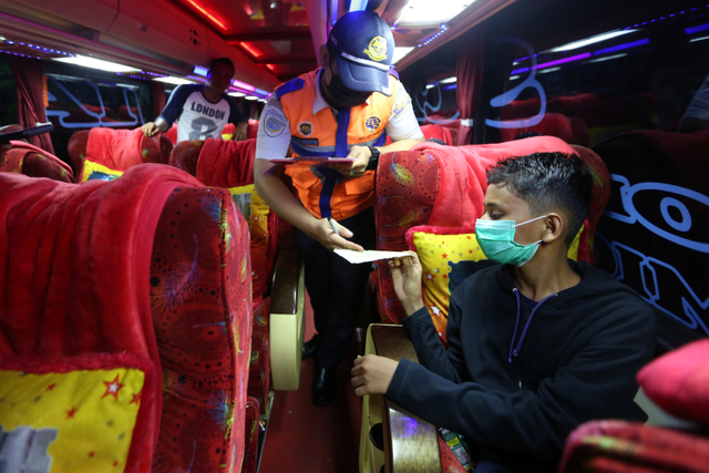 Petugas Kementerian Perhubungan memeriksa surat kelengkapan penumpang bus Antar Kota Antar Provinsi (AKAP) Terbatas di terminal tipe A Batoh, Banda Aceh, Aceh, Kamis (6/5).  Foto: Irwansyah Putra/ANTARA FOTO