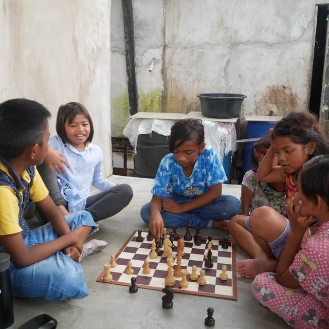 Anak-anak Gang Angket sedang bermain catur. Foto: Dok. Pribadi