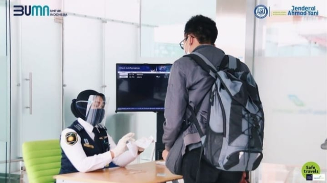 Pengecekan persyaratan terbang di Bandara Ahmad Yani, Semarang. Foto: @semarangairport