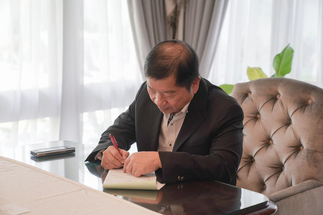 Menteri PPN/Kepala Bappenas Suharso Monoarfa menunaikan kewajiban ibadah zakatnya melalui Badan Amil Zakat Nasional (BAZNAS). Foto: Dok. BAZNAS