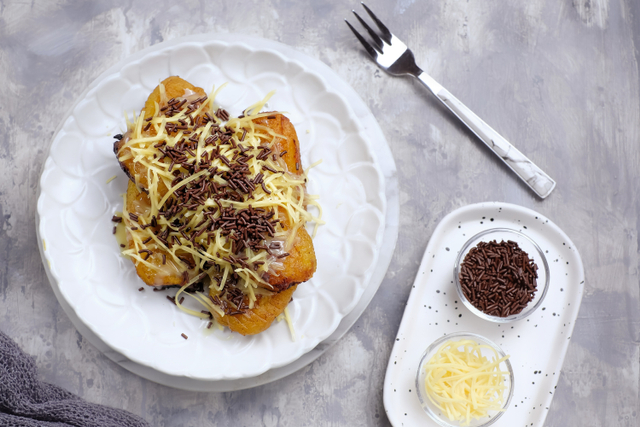 Ilustrasi pisang goreng cokelat keju. Foto: Shutterstock