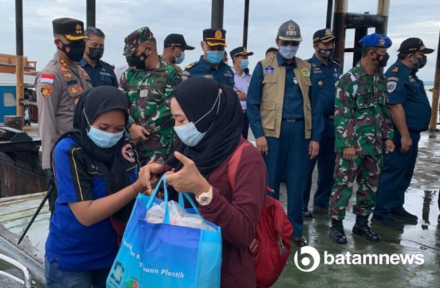 Wakil Bupati Karimun memantau arus penumpang (Foto:Edo/Batamnews)