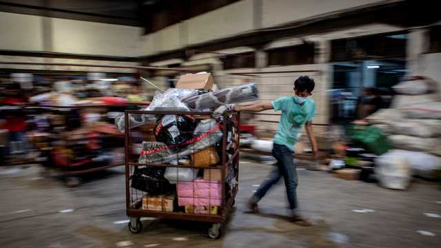 Pekerja menyortir paket untuk dikirim ke alamat tujuan di Gudang SiCepat Hub, Pluit, Jakarta, Jumat (7/5/2021). Foto: Aprillio Akbar/ANTARA FOTO