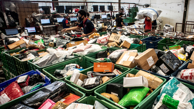 Pekerja menyortir paket untuk dikirim ke alamat tujuan di Gudang SiCepat Hub, Pluit, Jakarta, Jumat (7/5/2021). Foto: Aprillio Akbar/ANTARA FOTO