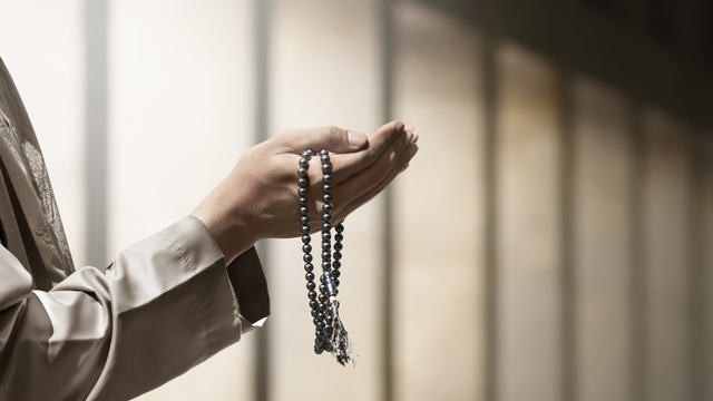 Ilustrasi pria muslim sedang beribadah. Foto: Shutter Stock