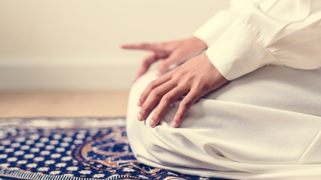 Ilustrasi pria muslim sedang salat. Foto: Shutter Stock