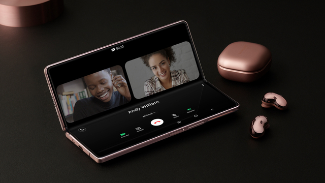 Samsung Galaxy Z Fold2 dan Samsung Galaxy Buds Live. Foto: Samsung