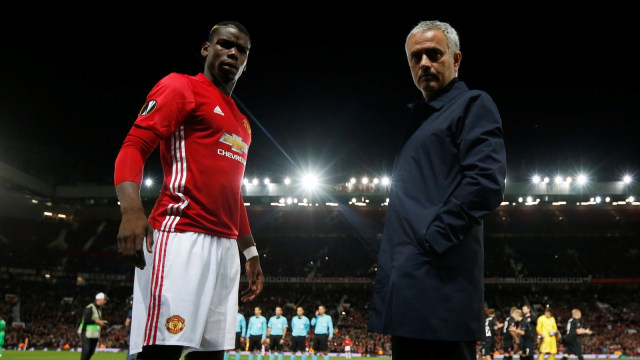 Paul Pogba dan Jose Mourinho. Foto: Reuters/Jason Cairnduff