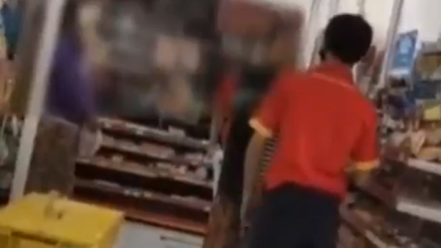 Emak-emak berulah di minimarket. (Foto: @ndorobeii/Instagram)