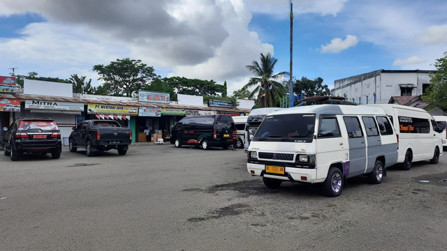 Sejumlah loket angkutan umum di Terminal Lueng Bata, Kota Banda Aceh, masih menjual tiket bagi calon penumpang pada Jumat (7/6). Foto: Habil Razali/acehkini