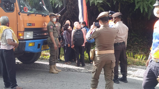 TIM Gabungan terdiri dari polisi, Satpol PP dan Dinas Perhubungan Kabupaten Kuansing, Riau, menghentikan truk Fuso pengangkut batubara berisikan 11 orang hendak mudik ke kampung halaman di Sumatera Barat. 