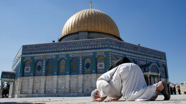 Warga bersujud di luar masjid Al-Aqsa di kota tua Yerusalem (5/10/2014). Foto: AHMAD GHARABLI/AFP
