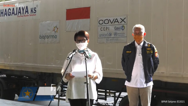 Menteri Luar Negeri Retno Marsudi, saat konferensi pers kedatangan vaksin corona tahap 12, vaksin dari COVAX, di Bandara Internasional Soekarno-Hatta, Tangerang, Banten, Sabtu (8/5). Foto: Youtube/Sekretariat Presiden