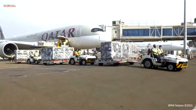 Kedatangan vaksin corona tahap 12, vaksin dari COVAX, di Bandara Internasional Soekarno-Hatta, Tangerang, Banten, Sabtu (8/5). Foto: Youtube/Sekretariat Presiden