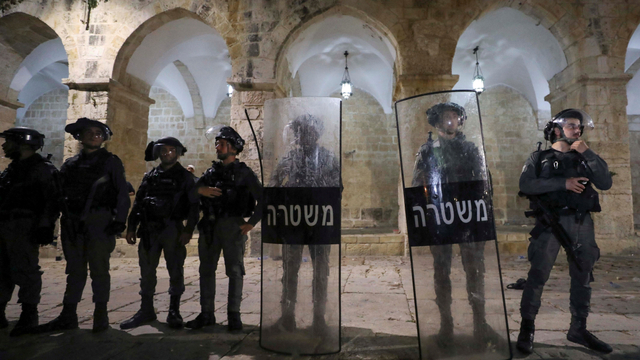 Polisi Israel terlihat selama bentrokan dengan warga Palestina di kompleks Masjid Al-Aqsa, di Kota Tua Yerusalem, Jumat (7/5). Foto: Ammar Awad/REUTERS