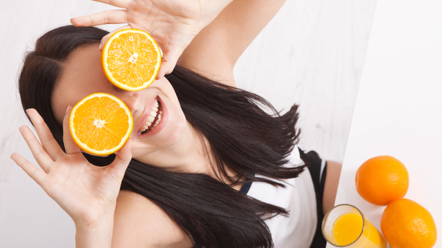 Ilustrasi makan jeruk. Foto: Shutter Stock