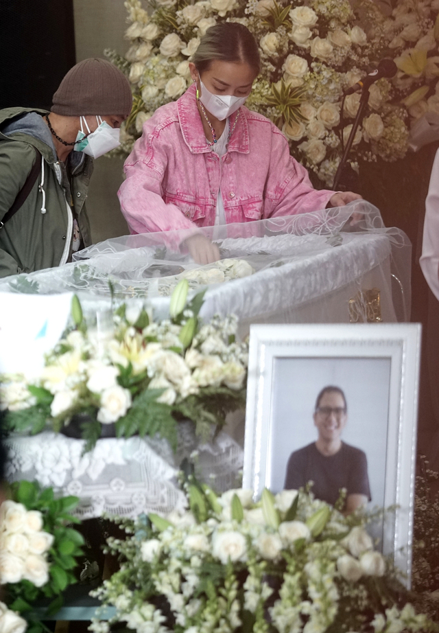 Artis Joanna Alexandra saat berada di rumah duka RSPAD Gatot Subroto, Jakarta, Sabtu, (8/5/2021). Foto: Ronny