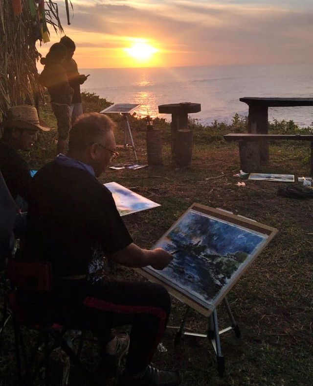 Para pelukis menuangkan karyanya yang terinspirasi suasana senaja di Tanah Lot, Tabanan, Bali - IST